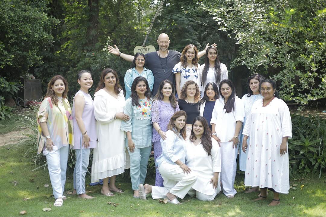 TRANSFORMATIONAL BREATHWORK FACILITATOR TRAINING IN INDIA - All participants and the facilitator Alexandre Tsuk on a picture
