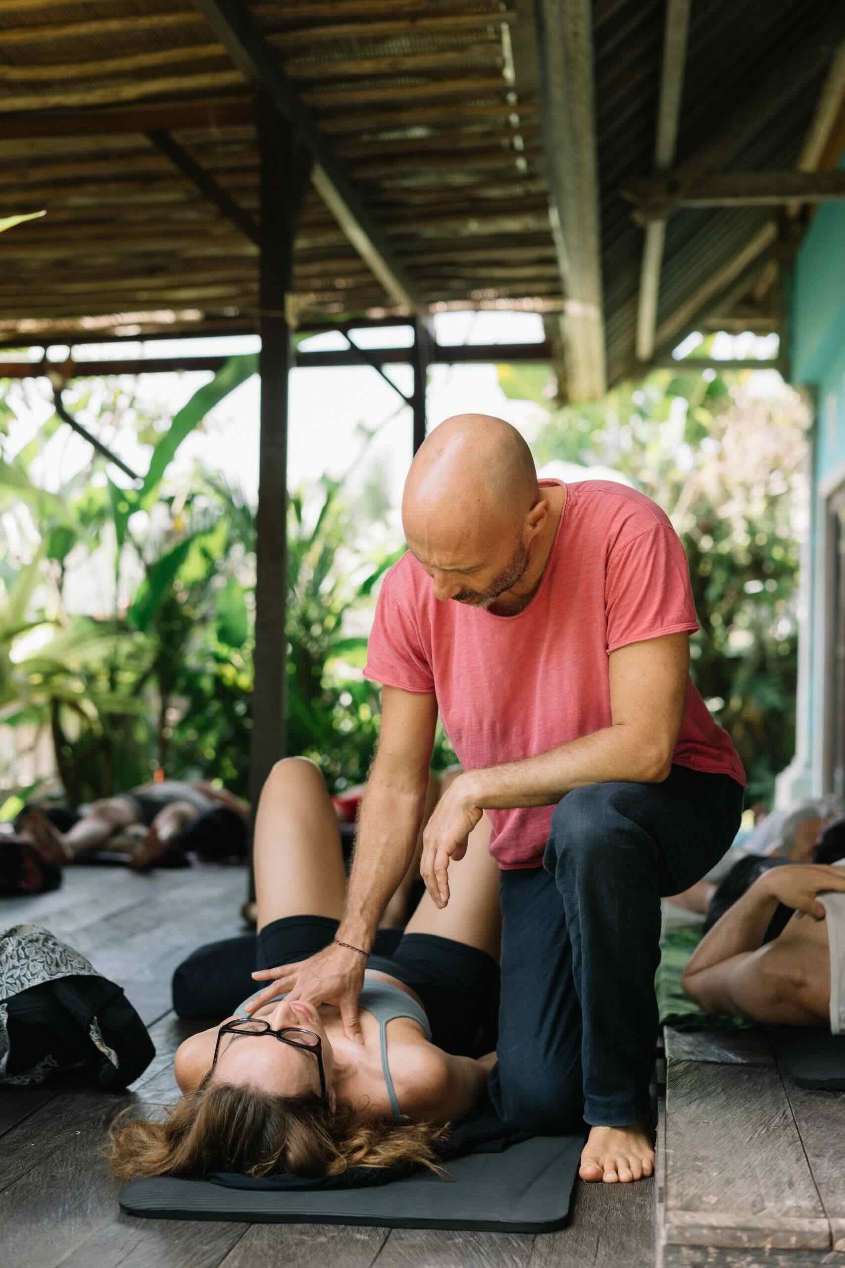 Alex facilitating a breathwork session learn how to become a facilitator in all its facets