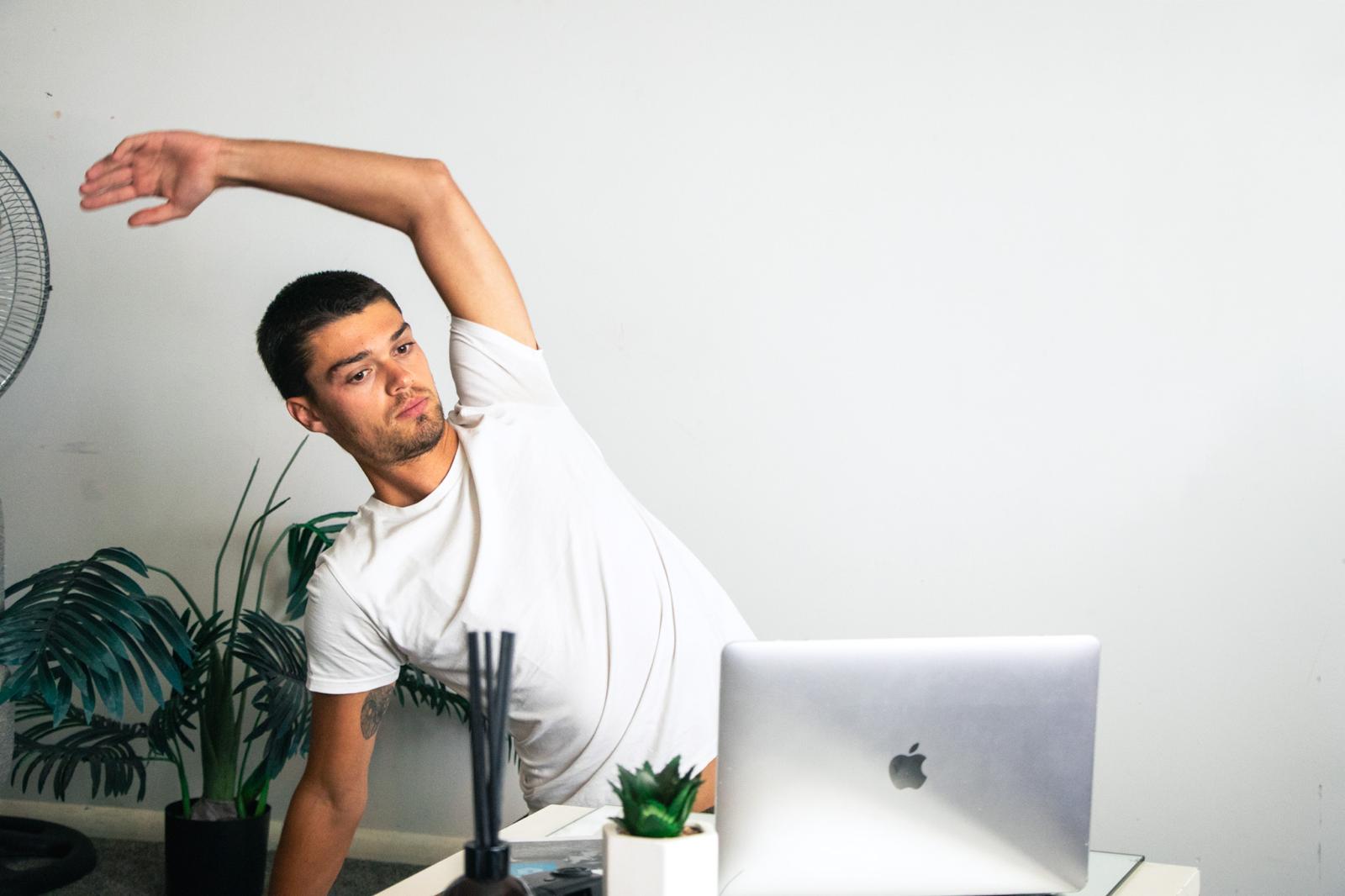 A participant of the Breathingcold online course is practising in front of his laptop.